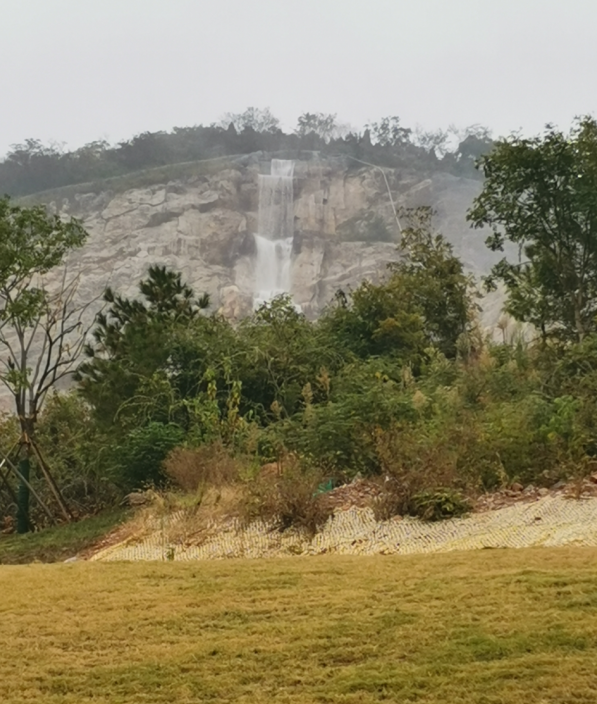 假山瀑布遠(yuǎn)景